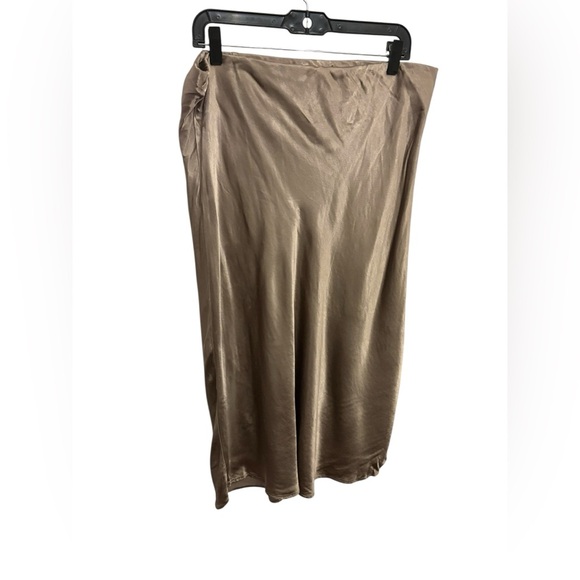 H&M Dresses & Skirts - H&M Beige Midi Skirt